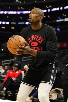Serge Ibaka of the Clippers warms up before the NBA, Basketball Herren, USA game between Los Angeles Clippers and Denver Nuggets, at the Crypto.com Arena in Los Angeles (United States). Los Angeles Clippers vs Denver Nuggets !ACHTUNG: NUR REDAKTIONELLE NUTZUNG!  Copyright: xPhillipxKimx AME8435 20220112-eaf4e5cc97f59f06f5c54b6b0d4bdaede6f7a252