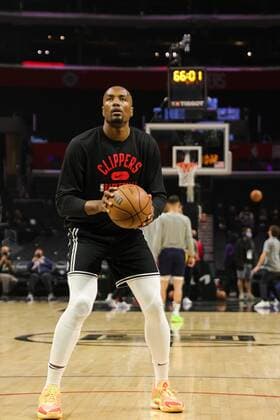 Serge Ibaka of the Clippers warms up before the NBA, Basketball Herren, USA game between Los Angeles Clippers and Denver Nuggets, at the Crypto.com Arena in Los Angeles (United States). Los Angeles Clippers vs Denver Nuggets !ACHTUNG: NUR REDAKTIONELLE NUTZUNG!  Copyright: xPhillipxKimx AME8436 20220112-f550899540e15b7e2a9eb2314064ea5a7aaa413d