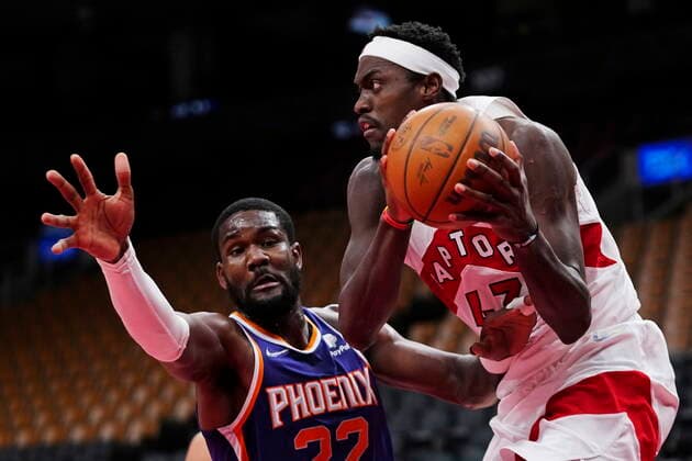January 11, 2022, Toronto, ON, CANADA: Toronto Raptors forward Pascal Siakam (43) protects the ball from Phoenix Suns centre Deandre Ayton (22) during second half NBA, Basketball Herren, USA basketball action in Toronto on Tuesday, January 11, 2022. Canada News - January 11, 2022  - ZUMAc35_ 20220111_zaf_c35_064 Copyright: xFrankxGunnx