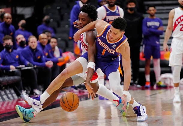 January 11, 2022, Toronto, ON, CANADA: Toronto Raptors forward OG Anunoby (3) and Phoenix Suns guard Devin Booker (1) battle for the ball during second half NBA, Basketball Herren, USA basketball action in Toronto on Tuesday, January 11, 2022. Canada News - January 11, 2022  - ZUMAc35_ 20220111_zaf_c35_065 Copyright: xFrankxGunnx