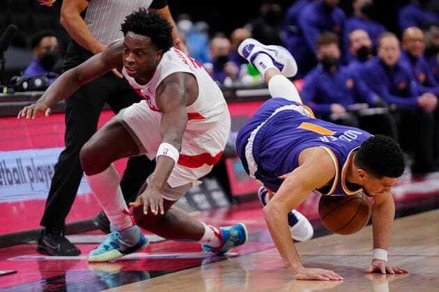 January 11, 2022, Toronto, ON, CANADA: Toronto Raptors forward OG Anunoby (3) and Phoenix Suns guard Devin Booker (1) battle for the ball during second half NBA, Basketball Herren, USA basketball action in Toronto on Tuesday, January 11, 2022. Canada News - January 11, 2022  - ZUMAc35_ 20220111_zaf_c35_067 Copyright: xFrankxGunnx