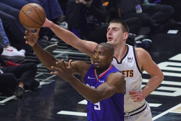 Serge Ibaka (front) of the Clippers receives a pass under the mark of Nikola Jokic of the Nuggets, during an NBA, Basketball Herren, USA game between the Los Angeles Clippers and the Denver Nuggets, at the Crypto.com Arena in Los Angeles (United States). Los Angeles Clippers vs Denver Nuggets !ACHTUNG: NUR REDAKTIONELLE NUTZUNG!  Copyright: xPhillipxKimx AME8443 20220112-42cd6af2d08793f28977c83101b5fc85732439f7
