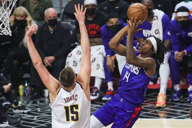 Clippers Terance Mann (R) throws to the basket under the mark of Nikola Jokic of the Nuggets, during an NBA, Basketball Herren, USA game between the Los Angeles Clippers and the Denver Nuggets, at the Crypto.com Arena in Los Angeles (United States). Los Angeles Clippers vs Denver Nuggets !ACHTUNG: NUR REDAKTIONELLE NUTZUNG!  Copyright: xPhillipxKimx AME8449 20220112-99c663dd61bbe70d2da0245368886592be953368