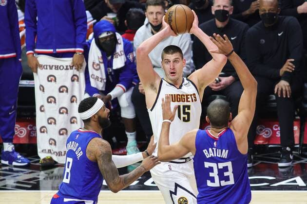 Sport Bilder des Tages Nikola Jokic (C) of the Nuggets looks to pass the ball against the brand of Clippers players Marcus Morris Sr (L) and Nicolas Batum, during an NBA, Basketball Herren, USA game between the Los Angeles Clippers and the Denver Nuggets, at the Crypto.com Arena in Los Angeles, United States, 11 January 2022. Los Angeles Clippers vs Denver Nuggets !ACHTUNG: NUR REDAKTIONELLE NUTZUNG!  Copyright: xPhillipxKimx AME8454 20220112-c93a18c264135c1d2d5bdc9d75dbcdc870696b4f