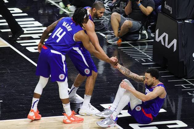 Terance Mann (L) and Nicolas Batum help Clippers teammate Amir Coffey (R) after being fouled by the Nuggets, during an NBA, Basketball Herren, USA game between the Los Angeles Clippers and the Denver Nuggets, at the Crypto.com Arena in Los Angeles, United States, 11 January 2022. Los Angeles Clippers vs Denver Nuggets !ACHTUNG: NUR REDAKTIONELLE NUTZUNG!  Copyright: xPhillipxKimx AME8455 20220112-0813ea73d173605239c54436a3894020c213b71e