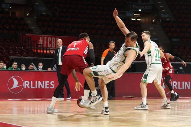 Deshaun Thomas Bayern Basketball, 1 brings Paulius Jankunas BC Zalgiris Kaunas, 13 to fall GER, FC Bayern Basketball vs BC Zalgiris Kaunas, Basketball, EuroLeague, season 2021 2022, 11 01 2022, GER, FC Bayern Basketball vs BC Zalgiris Kaunas, Basketball, EuroLeague, season 2021 2022, 11 01 2022, Munich Copyright: xEIBNER MarcelxEngelbrechtx EP_EER