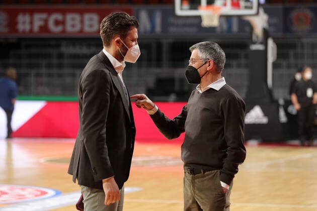 Managing Director Marko Pesic in conversation with President Herbert Hainer GER, FC Bayern Basketball vs BC Zalgiris Kaunas, Basketball, EuroLeague, Season 2021 2022, 11 01 2022, GER, FC Bayern Basketball vs BC Zalgiris Kaunas, Basketball, EuroLeague, Season 2021 2022, 11 01 2022, Munich Copyright: xEIBNER MarcelxEngelbrechtx EP_EER