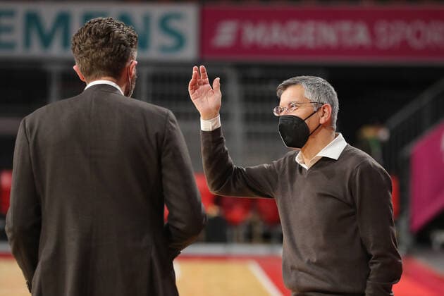 Managing Director Marko Pesic in conversation with President Herbert Hainer GER, FC Bayern Basketball vs BC Zalgiris Kaunas, Basketball, EuroLeague, Season 2021 2022, 11 01 2022, GER, FC Bayern Basketball vs BC Zalgiris Kaunas, Basketball, EuroLeague, Season 2021 2022, 11 01 2022, Munich Copyright: xEIBNER MarcelxEngelbrechtx EP_EER