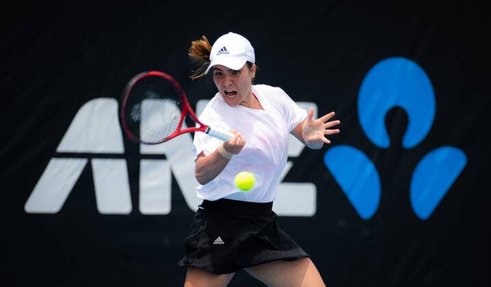 January 12, 2022, SYDNEY, AUSTRALIA: Elena Gabriela Ruse of Romania in action during the second round of the 2022 Sydney Tennis Classic WTA, Tennis Damen 500 tennis tournament against Anett Kontaveit of Estonia SYDNEY AUSTRALIA - ZUMAa181 20220112_zaa_a181_030 Copyright: xRobxPrangex