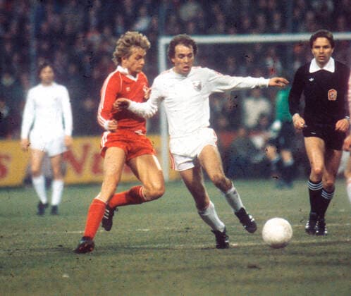 Europa League 1979 1980 - Viertelfinale 1. FC Kaiserslautern - FC Bayern München 1:0 am 05.03.1980 Hannes Bongartz und Wolfgang Kraus (FCB rechts), *** Europa League 1979 1980 quarterfinal 1 FC Kaiserslautern FC Bayern Munich 1 0 on 05 03 1980 Hannes Bongartz and Wolfgang Kraus FCB right , HM