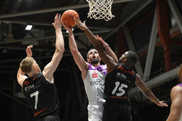 Harper Kamp BG Goettingen center, Jonas Richter Niners Chemnitz left and Frantz Massenat Niners Chemnitz right , Niners Chemnitz vs BG Goettingen, easycredit Basketball Bundesliga, 12 01 2022 Niners Chemnitz vs BG Goettingen, easycredit Basketball Bundesliga, 12 01 2022 Chemnitz Copyright: xBertxHarzer xEibner-xPressefotox