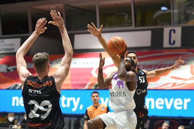 Kamar Baldwin BG Goettingen center, Mindaugas Susinskas Niners Chemnitz left and Trent Lockett Niners Chemnitz right , Niners Chemnitz vs BG Goettingen, easycredit Basketball Bundesliga, 12 01 2022 Niners Chemnitz vs BG Goettingen, easycredit Basketball Bundesliga, 12 01 2022 Chemnitz Copyright: xBertxHarzer xEibner-xPressefotox