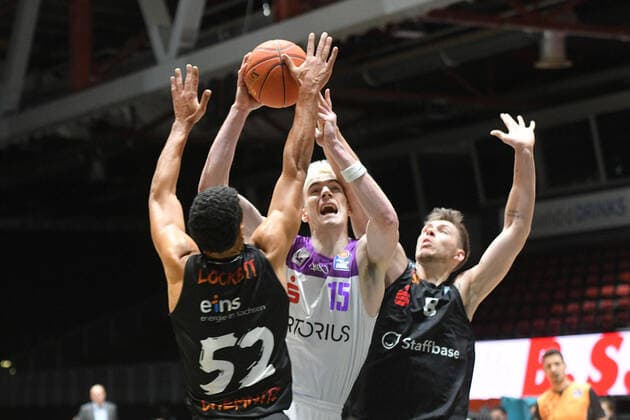 Philipp Hartwich BG Goettingen center, Trent Lockett Niners Chemnitz left and Jan Niklas Wimberg Niners Chemnitz right , Niners Chemnitz vs BG Goettingen, easycredit Basketball Bundesliga, 12 01 2022 Niners Chemnitz vs BG Goettingen, easycredit Basketball Bundesliga, 12 01 2022 Chemnitz Copyright: xBertxHarzer xEibner-xPressefotox