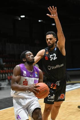 Kamar Baldwin BG Goettingen left and Trent Lockett Niners Chemnitz right , Niners Chemnitz vs BG Goettingen, easycredit Basketball Bundesliga, 12 01 2022 Niners Chemnitz vs BG Goettingen, easycredit Basketball Bundesliga, 12 01 2022 Chemnitz Copyright: xBertxHarzer xEibner-xPressefotox