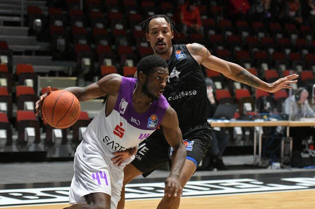 Kamar Baldwin BG Goettingen left and Darion Atkins Niners Chemnitz right , Niners Chemnitz vs BG Goettingen, easycredit Basketball Bundesliga, 12 01 2022 Niners Chemnitz vs BG Goettingen, easycredit Basketball Bundesliga, 12 01 2022 Chemnitz Copyright: xBertxHarzer xEibner-xPressefotox