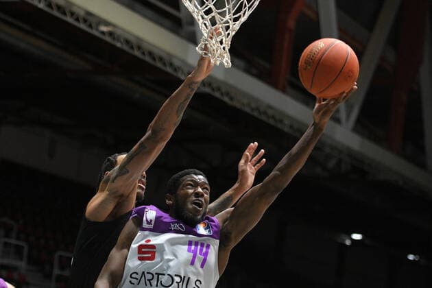 Kamar Baldwin BG Goettingen on the ball and Darion Atkins Niners Chemnitz li , Niners Chemnitz vs BG Goettingen, easycredit Basketball Bundesliga, 12 01 2022 Niners Chemnitz vs BG Goettingen, easycredit Basketball Bundesliga, 12 01 2022 Chemnitz Copyright: xBertxHarzer xEibner-xPressefotox