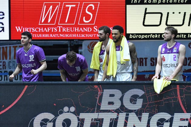 Team of BG Goettingen cheers, Niners Chemnitz vs BG Goettingen, easycredit Basketball Bundesliga, 12 01 2022 Niners Chemnitz vs BG Goettingen, easycredit Basketball Bundesliga, 12 01 2022 Chemnitz Copyright: xBertxHarzer xEibner-xPressefotox