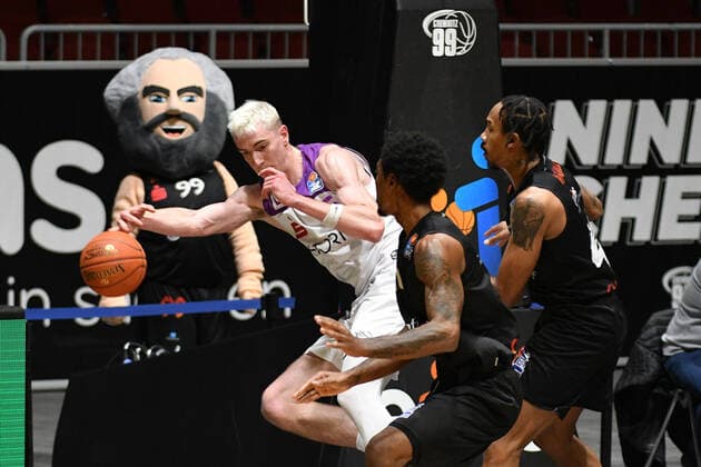 Philipp Hartwich BG Goettingen left, Darion Atkins Niners Chemnitz right and Isiaha Mike Niners Chemnitz center, behind mascot with Karl Marx head, Niners Chemnitz vs BG Goettingen, easycredit Basketball Bundesliga, 12 01 2022 Niners Chemnitz vs BG Goettingen, easycredit Basketball Bundesliga, 12 01 2022 Chemnitz Copyright: xBertxHarzer xEibner-xPressefotox
