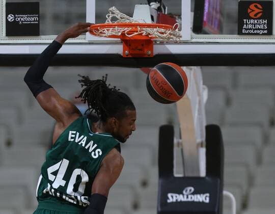 Greece Basketball Euroleague Panathinaikos - CSKA 6739754 12.01.2022 Panathinaikos Jeremy Evans struggles for a ball during the Euroleague basketball match between Panathinaikos Athens and CSKA Moscow, in Athens, Greece. Mikhail Serbin Sputnik Athens Greece  Copyright: xMikhailxSerbinx