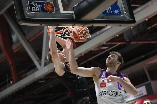 Haris Hujic BG Goettingen right and Jonas Richter Niners Chemnitz left , Niners Chemnitz vs BG Goettingen, easycredit Basketball Bundesliga, 12 01 2022 Niners Chemnitz vs BG Goettingen, easycredit Basketball Bundesliga, 12 01 2022 Chemnitz Copyright: xBertxHarzer xEibner-xPressefotox