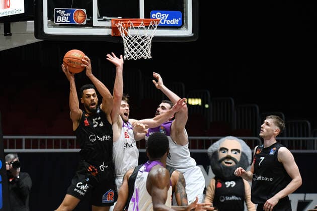 Trent Lockett Niners Chemnitz on the ball, Jake Toolson BG Goettingen center, Niners Chemnitz vs BG Goettingen, easycredit basketball Bundesliga, 12 01 2022 Niners Chemnitz vs BG Goettingen, easycredit basketball Bundesliga, 12 01 2022 Chemnitz Copyright: xBertxHarzer xEibner-xPressefotox