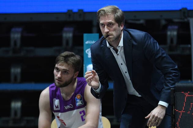 Jake Toolson BG Goettingen li and Olivier Foucart assistant coach, Assistant Coach, BG Goettingen re , Niners Chemnitz vs BG Goettingen, easycredit Basketball Bundesliga, 12 01 2022 Niners Chemnitz vs BG Goettingen, easycredit Basketball Bundesliga, 12 01 2022 Chemnitz Copyright: xBertxHarzer xEibner-xPressefotox