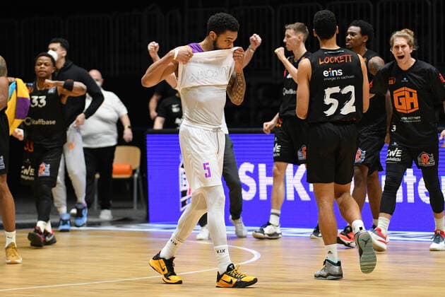 Jeff Roberson BG Goettingen frustrated center , team of Niners Chemnitz cheers, Niners Chemnitz vs BG Goettingen, easycredit Basketball Bundesliga, 12 01 2022 Niners Chemnitz vs BG Goettingen, easycredit Basketball Bundesliga, 12 01 2022 Chemnitz Copyright: xBertxHarzer xEibner-xPressefotox