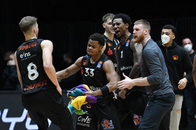 Team of Niners Chemnitz celebrates the victory, Eric Washington Niners Chemnitz center, Jan Niklas Wimberg Niners Chemnitz left , Niners Chemnitz vs BG Goettingen, easycredit Basketball Bundesliga, 12 01 2022 Niners Chemnitz vs BG Goettingen, easycredit Basketball Bundesliga, 12 01 2022 Chemnitz Copyright: xBertxHarzer xEibner-xPressefotox