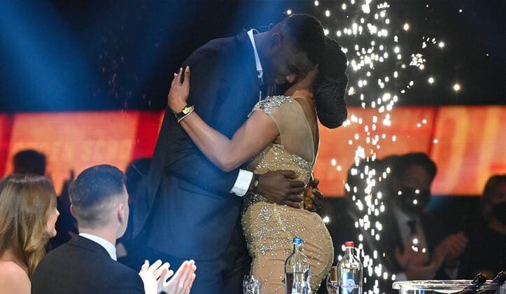 Fußball, Belgien, Golden Shoe Award in Puurs Genk s Paul Onuachu and her partner celebrate after winning the 68th edition of the Golden Shoe award ceremony, Wednesday 12 January 2022, in Puurs. The Golden Shoe (Gouden Schoen Soulier d Or) is an award for the best soccer player of the Belgian Jupiler Pro League championship during the calender year 2019. DIRKxWAEM  x3172445x