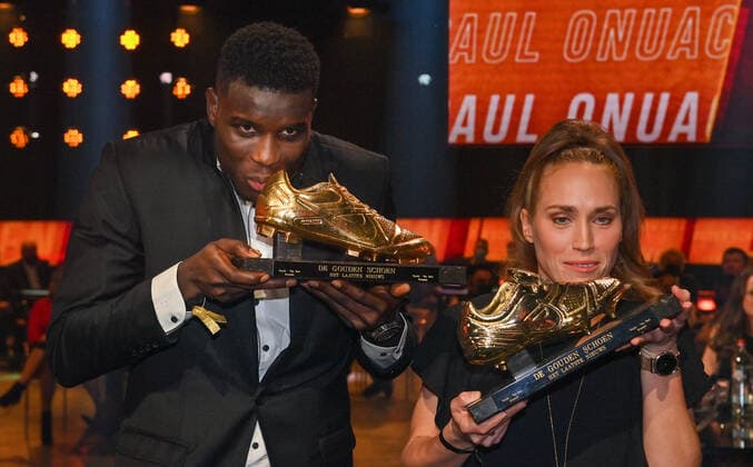 Sport Bilder des Tages Fußball, Belgien, Golden Shoe Award in Puurs Genk s Paul Onuachu and Red Flames Janice Cayman celebrate with their trophy after winning the 68th edition of the Golden Shoe award ceremony, Wednesday 12 January 2022, in Puurs. The Golden Shoe (Gouden Schoen Soulier d Or) is an award for the best soccer player of the Belgian Jupiler Pro League championship during the calender year 2019. DIRKxWAEM  x3172446x