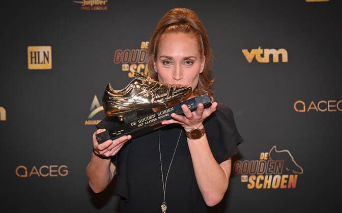 Fußball, Belgien, Golden Shoe Award in Puurs Janice Cayman, winner of the 2022 Gold Shoe award, celebrates with her trophy after the 68th edition of the Golden Shoe award ceremony, Wednesday 12 January 2022, in Puurs. The Golden Shoe (Gouden Schoen Soulier d Or) is an award for the best soccer player of the Belgian Jupiler Pro League championship during the calender year 2019. DIRKxWAEM  x3172457x