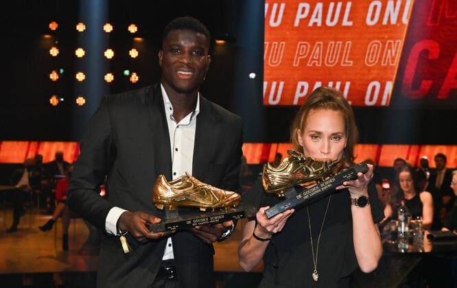 Fußball, Belgien, Golden Shoe Award in Puurs Genk s Paul Onuachu and Red Flames Janice Cayman celebrate with their trophy after winning the 68th edition of the Golden Shoe award ceremony, Wednesday 12 January 2022, in Puurs. The Golden Shoe (Gouden Schoen Soulier d Or) is an award for the best soccer player of the Belgian Jupiler Pro League championship during the calender year 2019. DIRKxWAEM  x3172465x