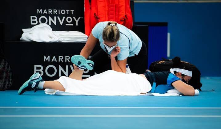 Mandatory Credit: Photo by Rob Prange Shutterstock (12751288al) Ons Jabeur of Tunisia receives medical treatment during the quarter-final of the 2022 Sydney Tennis Classic WTA, Tennis Damen 500 tennis tournament Sydney Tennis Classic, Day 4, Tennis, Olympic Park, Sydney, Australia - 13 Jan 2022 Sydney Tennis Classic, Day 4, Tennis, Olympic Park, Sydney, Australia - 13 Jan 2022 Copyright: xRobxPrange Shutterstockx 12751288al