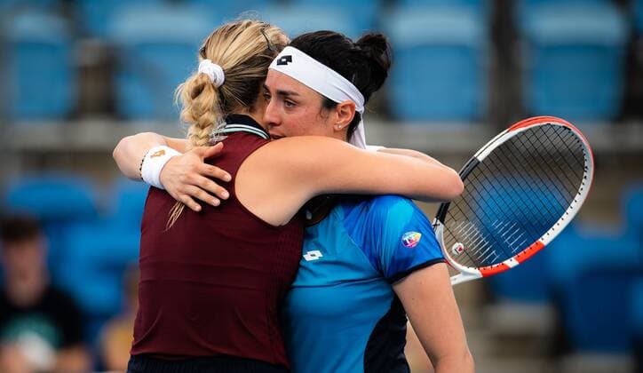 Mandatory Credit: Photo by Rob Prange Shutterstock (12751288ai) Anett Kontaveit of Estonia & Ons Jabeur of Tunisia at the net after Jabeur was forced to retire from the quarter-final of the 2022 Sydney Tennis Classic WTA, Tennis Damen 500 tennis tournament Sydney Tennis Classic, Day 4, Tennis, Olympic Park, Sydney, Australia - 13 Jan 2022 Sydney Tennis Classic, Day 4, Tennis, Olympic Park, Sydney, Australia - 13 Jan 2022 Copyright: xRobxPrange Shutterstockx 12751288ai