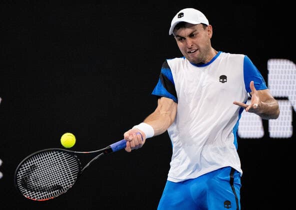 Tennis, ATP-Turnier in Sydney SYDNEY TENNIS CLASSIC, Aslan Karatsev of Russia in action during his match against Lorenzo Sonego of Italy on Day 4 of the Sydney Tennis Classic at Ken Rosewall Arena, in Sydney, Thursday, January 13, 2022. ( NO ARCHIVING, EDITORIAL USE ONLY, NO USE IN BOOKS WITHOUT CONSENT SYDNEY NSW AUSTRALIA  Copyright: xJAMESxGOURLEYx 20220113001612997178
