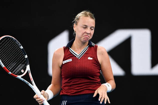 Sport Bilder des Tages SYDNEY, AUSTRALIA - JANUARY 13: Anett Kontaveit of Estonia shows emotion during the Sydney Classic Tennis match between Ons Jabeur of Tunisia and Anett Kontaveit of Estonia at Ken Rosewall Arena on January 13, 2022 in Sydney, Australia. (Photo by Steven Markham Icon Sportswire) TENNIS: JAN 13 Sydney Classic Icon2201130036