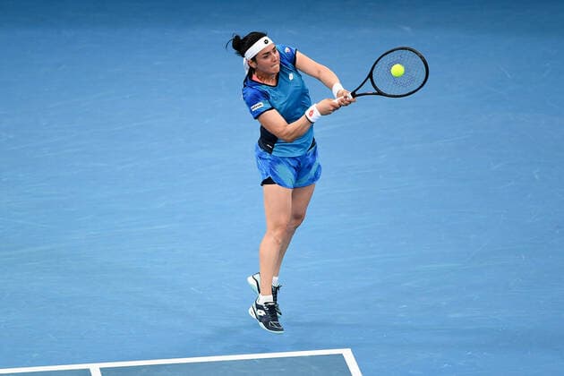 SYDNEY, AUSTRALIA - JANUARY 13: Ons Jabeur of Tunisia plays a backhand during the Sydney Classic Tennis match between Ons Jabeur of Tunisia and Anett Kontaveit of Estonia at Ken Rosewall Arena on January 13, 2022 in Sydney, Australia. (Photo by Steven Markham Icon Sportswire) TENNIS: JAN 13 Sydney Classic Icon2201130056