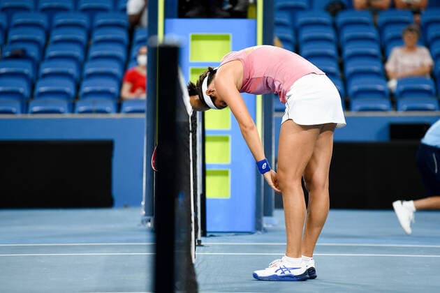 Sport Bilder des Tages SYDNEY, AUSTRALIA - JANUARY 13: Caroline Garcia of France leans on the robe with disappointment during the Sydney Classic Tennis match between Barbora Krejcikova of the Czech Republic and Caroline Garcia of France at Ken Rosewall Arena on January 13, 2022 in Sydney, Australia. (Photo by Steven Markham Icon Sportswire) TENNIS: JAN 13 Sydney Classic Icon2201130098