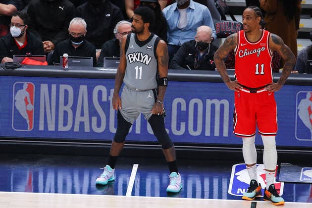 Sport Bilder des Tages Basketball, NBA, Chicago Bulls - Brooklyn Nets CHICAGO, IL - JANUARY 12: Brooklyn Nets Guard Kyrie Irving (11) and Chicago Bulls Forward DeMar DeRozan (11) look on before checking into the game during a NBA, Basketball Herren, USA game between the Brooklyn Nets and the Chicago Bulls on January 12, 2022 at the United Center in Chicago, IL. (Photo by Melissa Tamez Icon Sportswire) NBA: JAN 12 Nets at Bulls Icon22011212