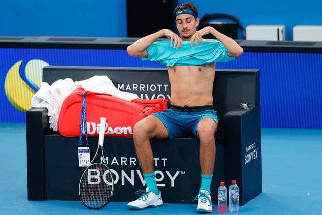 Tennis, ATP-Turnier in Sydney Lorenzo Sonego of Italy changes his shirt against Aslan Karatsev of Russia during the Quarter Final match at the Sydney Tennis Classic 2022 at Sydney Olympic Park Tennis Centre, Sydney, Australia on 13 January 2022. Copyright: xPeterxDovganx 30470419