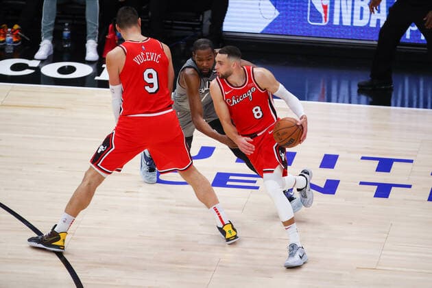 Basketball, NBA, Chicago Bulls - Brooklyn Nets CHICAGO, IL - JANUARY 12: Chicago Bulls Guard Zach LaVine (8) dribbles the ball in action during a NBA, Basketball Herren, USA game between the Brooklyn Nets and the Chicago Bulls on January 12, 2022 at the United Center in Chicago, IL. (Photo by Melissa Tamez Icon Sportswire) NBA: JAN 12 Nets at Bulls Icon22011221