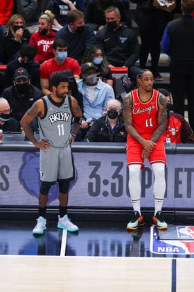 Basketball, NBA, Chicago Bulls - Brooklyn Nets CHICAGO, IL - JANUARY 12: Brooklyn Nets Guard Kyrie Irving (11) and Chicago Bulls Forward DeMar DeRozan (11) looks on during a NBA, Basketball Herren, USA game between the Brooklyn Nets and the Chicago Bulls on January 12, 2022 at the United Center in Chicago, IL. (Photo by Melissa Tamez Icon Sportswire) NBA: JAN 12 Nets at Bulls Icon22011225