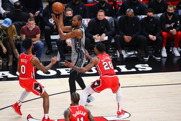 Basketball, NBA, Chicago Bulls - Brooklyn Nets CHICAGO, IL - JANUARY 12: Brooklyn Nets Forward Kevin Durant (7) in action during a NBA, Basketball Herren, USA game between the Brooklyn Nets and the Chicago Bulls on January 12, 2022 at the United Center in Chicago, IL. (Photo by Melissa Tamez Icon Sportswire) NBA: JAN 12 Nets at Bulls Icon22011226