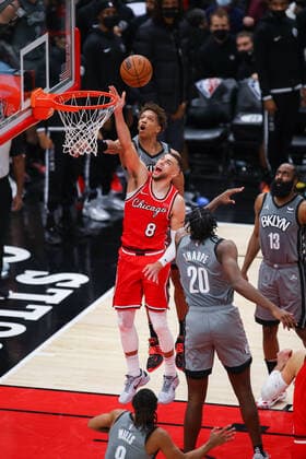 Basketball, NBA, Chicago Bulls - Brooklyn Nets CHICAGO, IL - JANUARY 12: Chicago Bulls Guard Zach LaVine (8) drives to the basket for a layup during a NBA, Basketball Herren, USA game between the Brooklyn Nets and the Chicago Bulls on January 12, 2022 at the United Center in Chicago, IL. (Photo by Melissa Tamez Icon Sportswire) NBA: JAN 12 Nets at Bulls Icon22011231