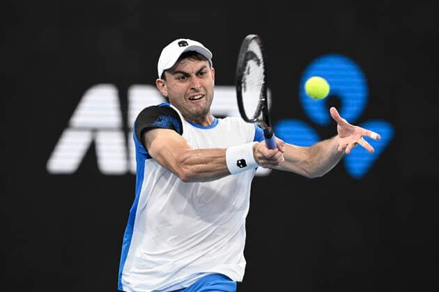 Tennis, ATP-Turnier in Sydney 13th January 2022: Ken Rosewall Arena, Sydney Olympic Park, Sydney, Australia; Sydney Tennis Classic, Day 5: Aslan Karatsev of Russia hits a forehand to Lorenzo Sonego of Italy  ActionPlus12355792 NigelxOwen