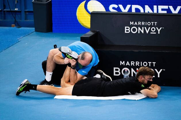 SYDNEY TENNIS CLASSIC, David Goffin of Belgium receiving medical treatment during his quarter final match against Andy Murray of Great Britain on Day 4 of the Sydney Tennis Classic at Ken Rosewall Arena, in Sydney, Thursday, January 13, 2022. ( NO ARCHIVING, EDITORIAL USE ONLY, NO USE IN BOOKS WITHOUT CONSENT SYDNEY NSW AUSTRALIA  Copyright: xJAMESxGOURLEYx 20220113001613012960