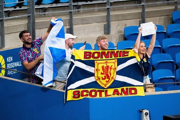 Mandatory Credit: Photo by Shutterstock (12757785y) Andy Murray fans cheering him on after his Quarter Final Match Sydney Tennis Classic, Day 5, Tennis, Olympic Park, Sydney, Australia - 13 Jan 2022 Sydney Tennis Classic, Day 5, Tennis, Olympic Park, Sydney, Australia - 13 Jan 2022  Copyright: xShutterstockx 12757785y