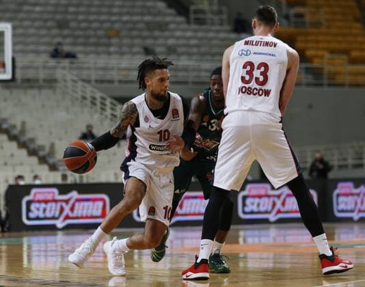 Greece Basketball Euroleague Panathinaikos - CSKA 6739842 12.01.2022 From left, CSKA s Daniel Hackett, Panathinaikos Kendrick Perry and CSKA s Nikola Milutinov struggle for a ball during the Euroleague basketball match between Panathinaikos Athens and CSKA Moscow, in Athens, Greece. Mikhail Serbin Sputnik Athens Greece  Copyright: xMikhailxSerbinx