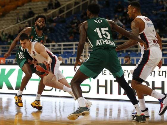 Greece Basketball Euroleague Panathinaikos - CSKA 6739843 12.01.2022 From left, Panathinaikos Daryl Macon, CSKA s Aleksander Khomenko, Panathinaikos Okaro White and CSKA s Joel Bolomboy struggle for a ball during the Euroleague basketball match between Panathinaikos Athens and CSKA Moscow, in Athens, Greece. Mikhail Serbin Sputnik Athens Greece  Copyright: xMikhailxSerbinx