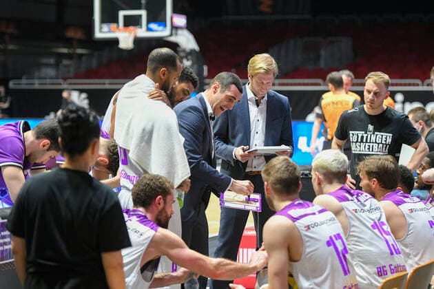 Roel Moors head coach, head coach, BG Goettingen Mitte, gives instructions to hisTeam, Niners Chemnitz vs BG Goettingen, easycredit Basketball Bundesliga, 12 01 2022 Niners Chemnitz vs BG Goettingen, easycredit Basketball Bundesliga, 12 01 2022 Chemnitz Copyright: xBertxHarzer xEibner-xPressefotox